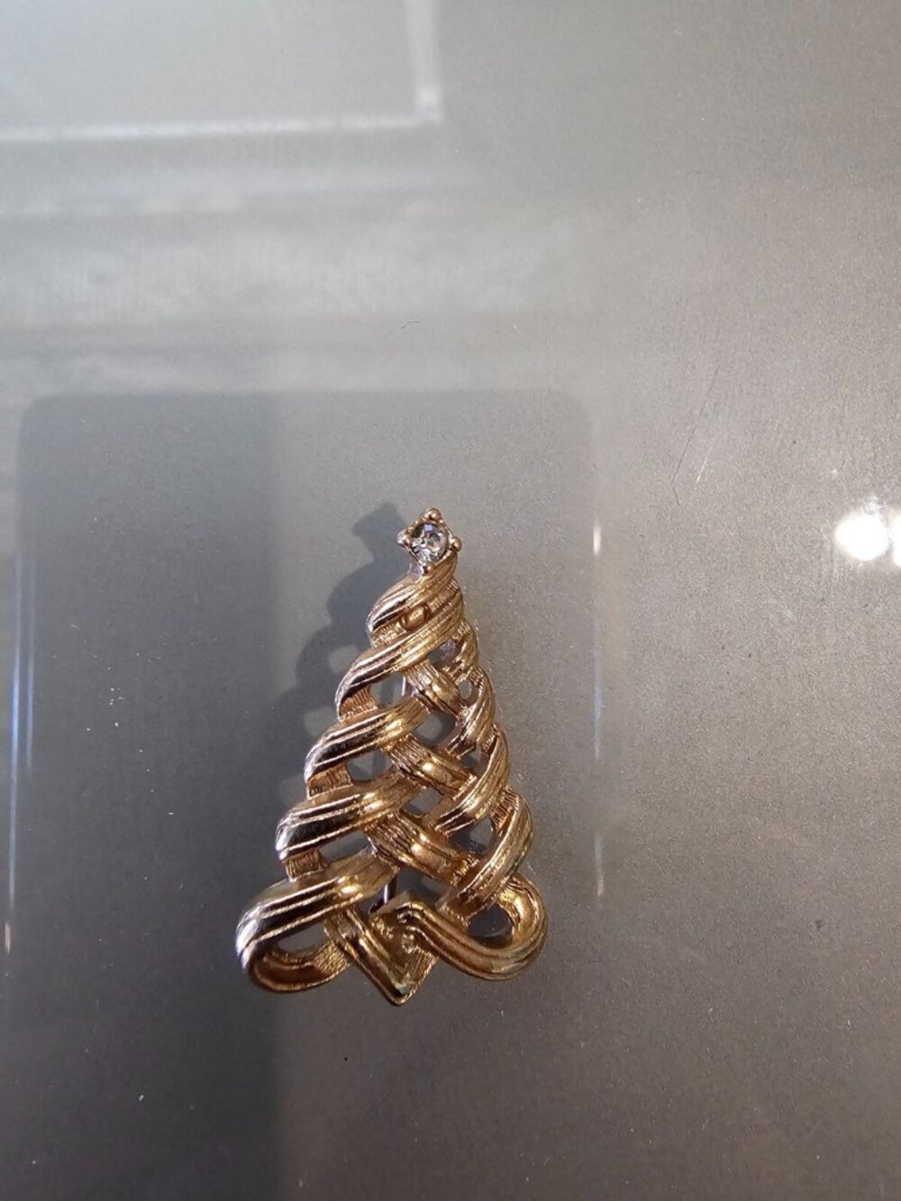 VINTAGE SIGNED AVON GOLD TONE BRAIDED CHRISTMAS TREE PIN BROOCH WITH RHINESTONE